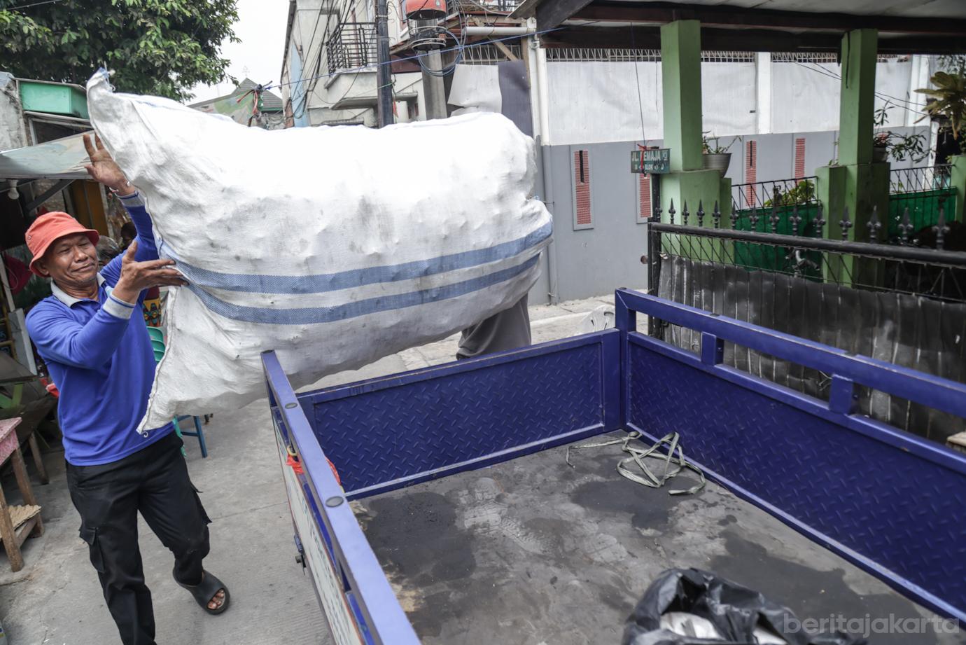 Melihat Layanan Jemput Bola di Bank Sampah Kenanga Semper Barat 4