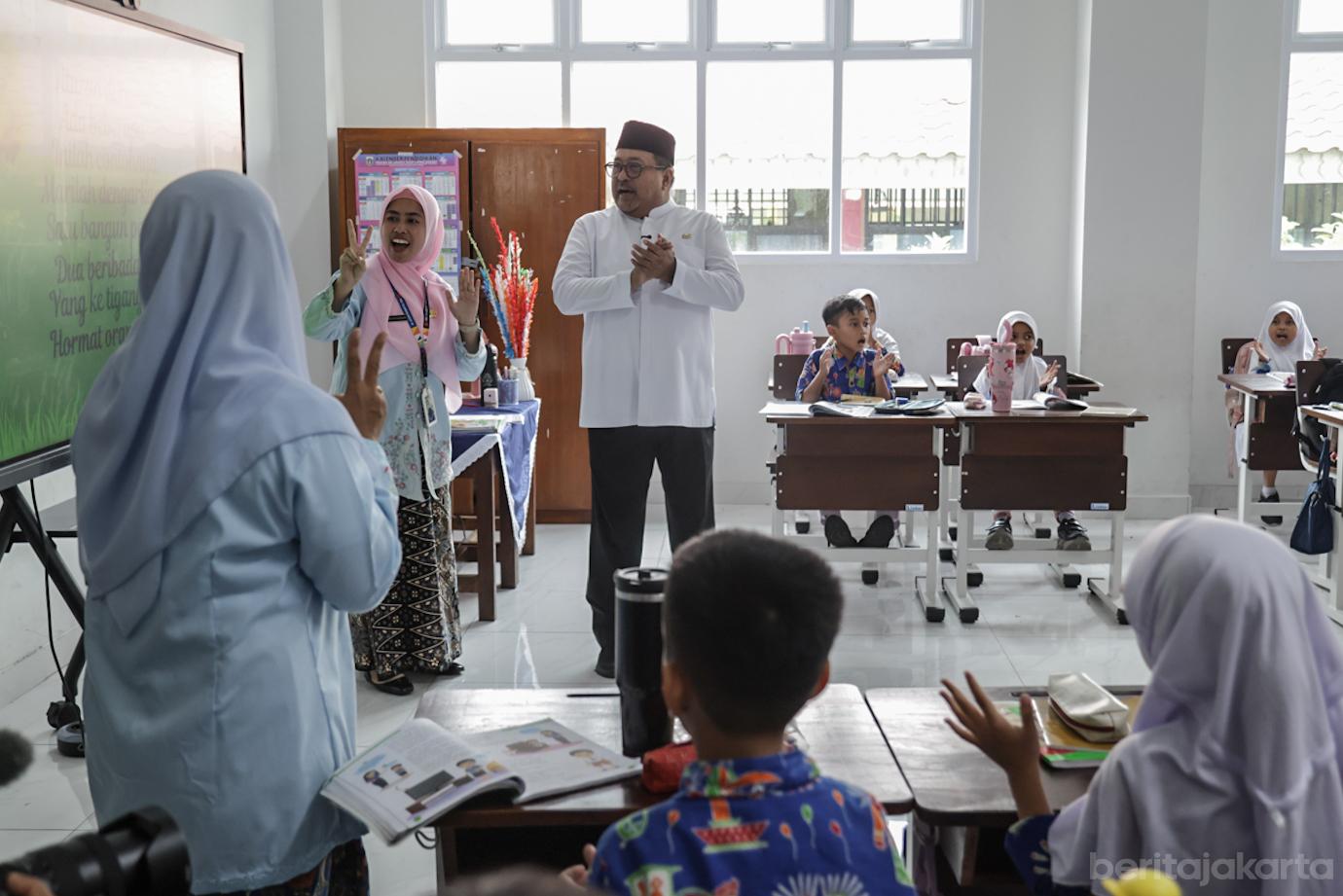 Rano Karno Tinjau Hasil Rehabilitasi 3 Sekolah di Jakarta Selatan 5