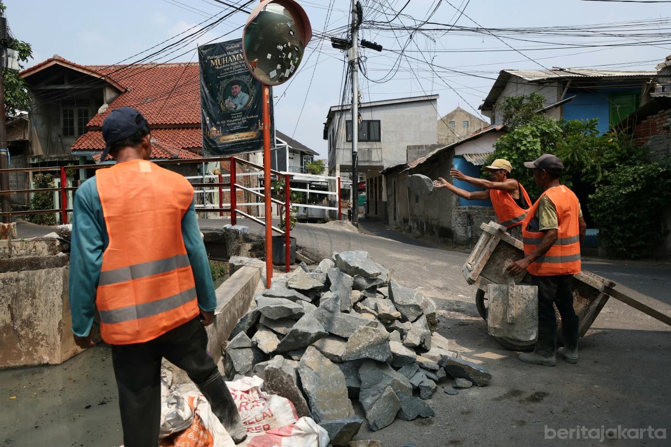 4.Sudin SDA Jaktim Revitalisasi Turap Kali Induk