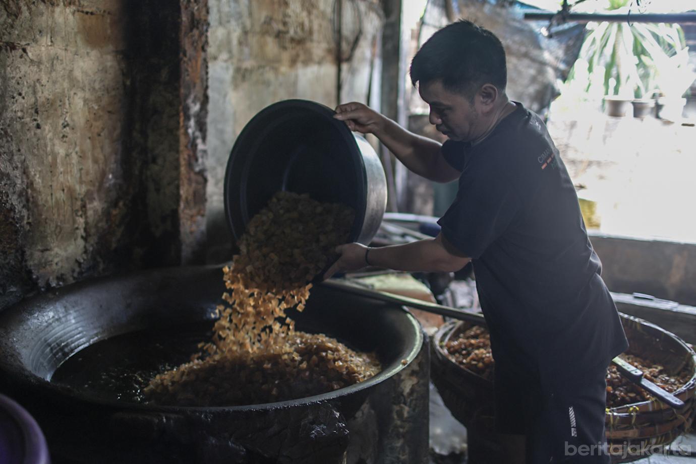 Melihat Produksi Kerupuk Kulit Jakarta yang Mendunia 6