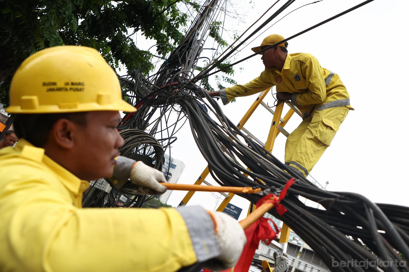 5.Dinas Bina Marga Tertibkan Kabel Udara di Jalan KS Tubun