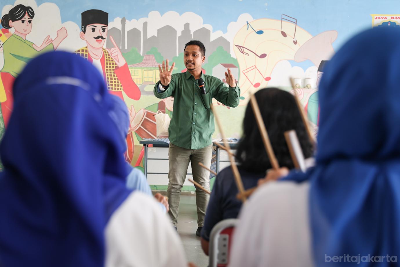 Lansia Latihan Angklung 1