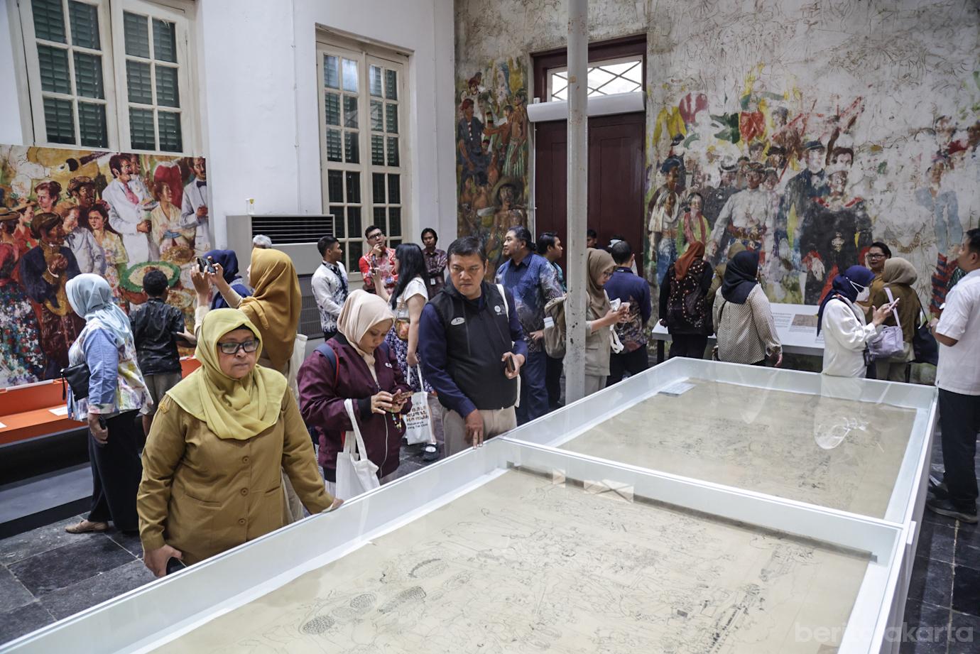 Menelusuri Sejarah dalam Pameran Dibalik Mural Harijadi 7