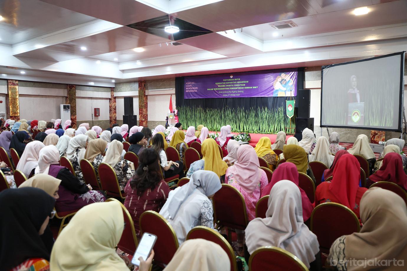 2.DWP DKI Kukuhkan Ibu SAPA untuk Perkuat Perlindungan Perempuan dan Anak