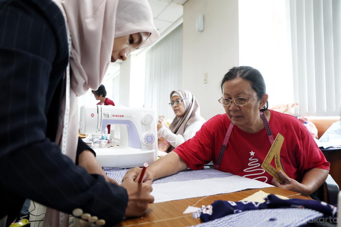 5.PPKUKM Gelar Pelatihan Menjahit Kebaya