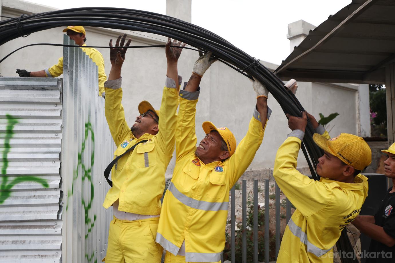 6.Dinas Bina Marga Tertibkan Kabel Udara di Jalan KS Tubun