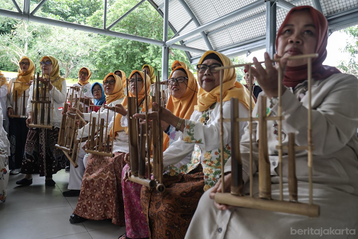 Melihat Asiknya Para Lansia Bermain Angklung 1