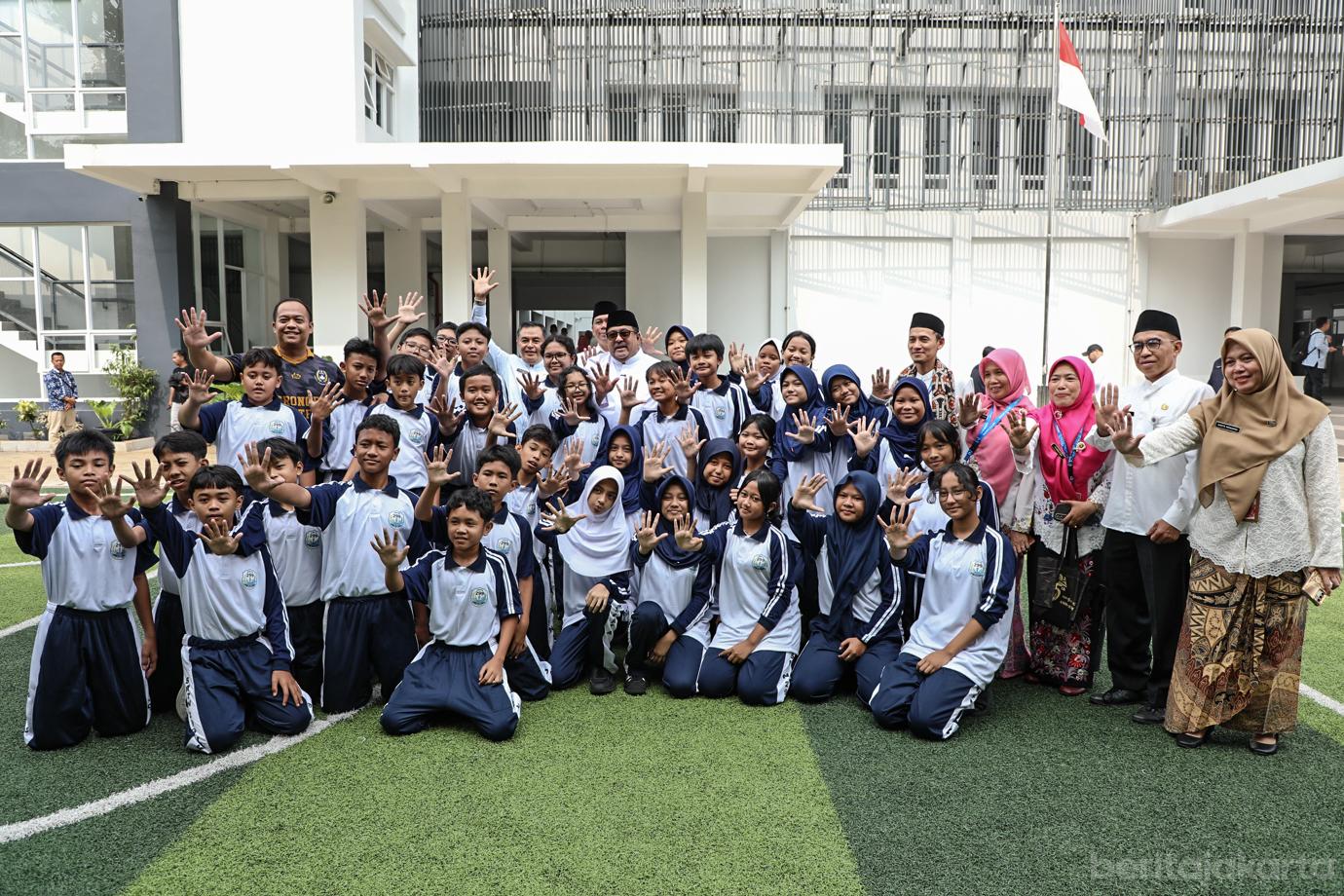 Rano Karno Tinjau Hasil Rehabilitasi 3 Sekolah di Jakarta Selatan 7