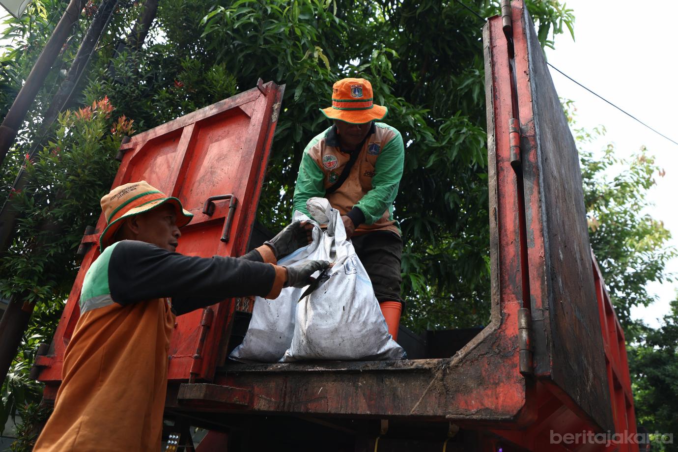 8.Antisipasi Musim Hujan, Gabungan Gerebek Saluran di Cilangkap