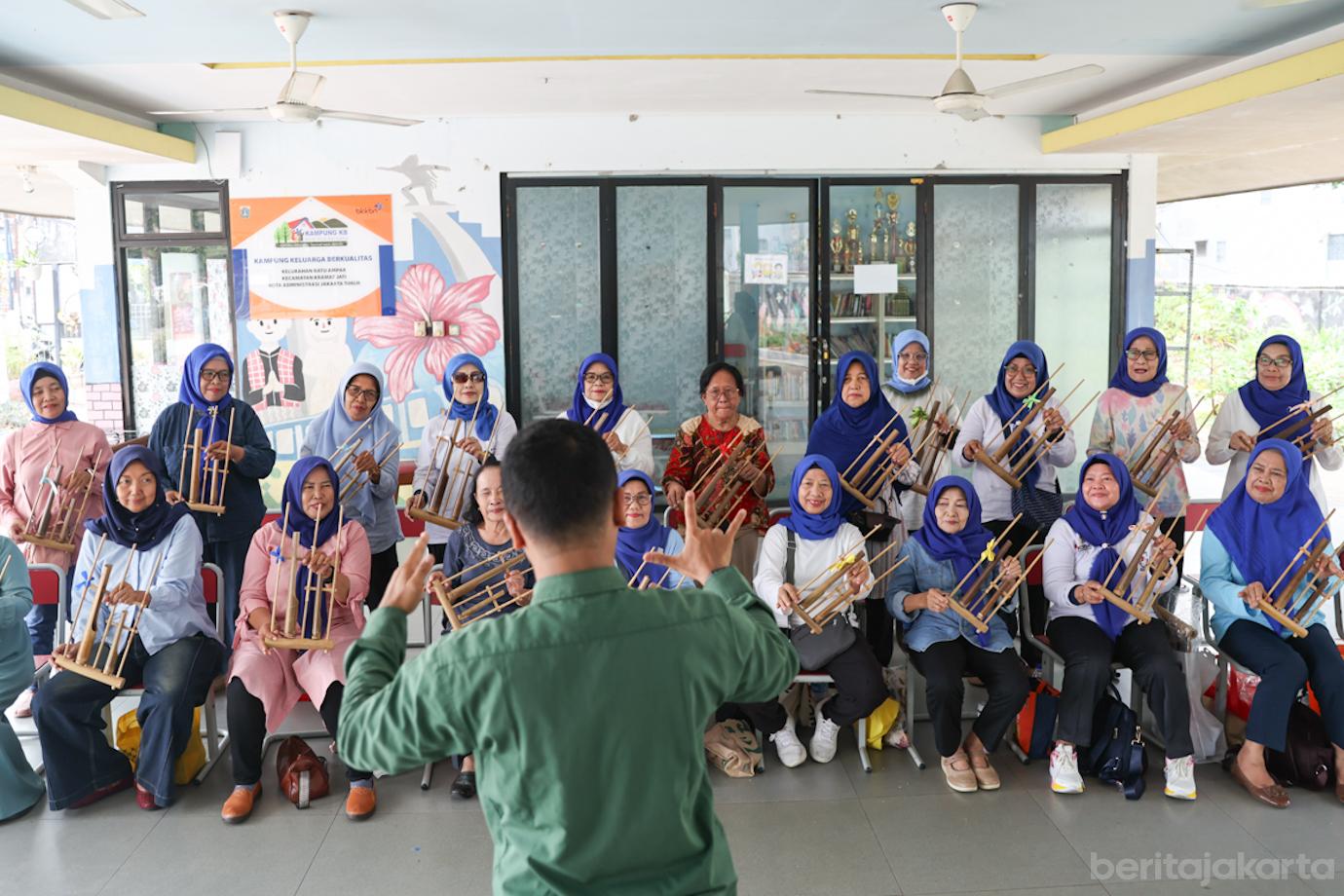 Lansia Latihan Angklung 2