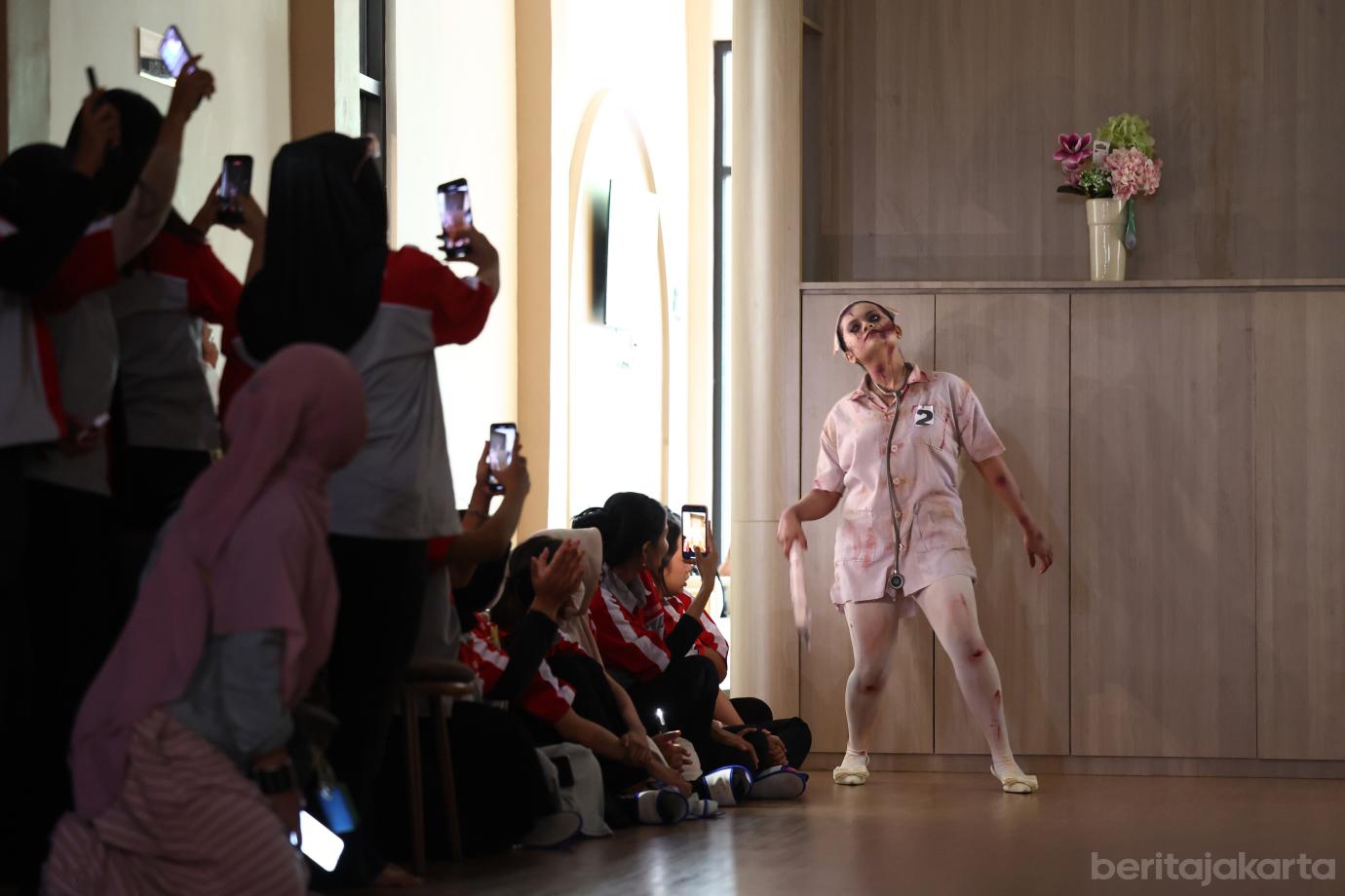 8.Peserta Pelatihan MUA PPKD Jakarta Timur Ikuti Tantangan Rias Karakter