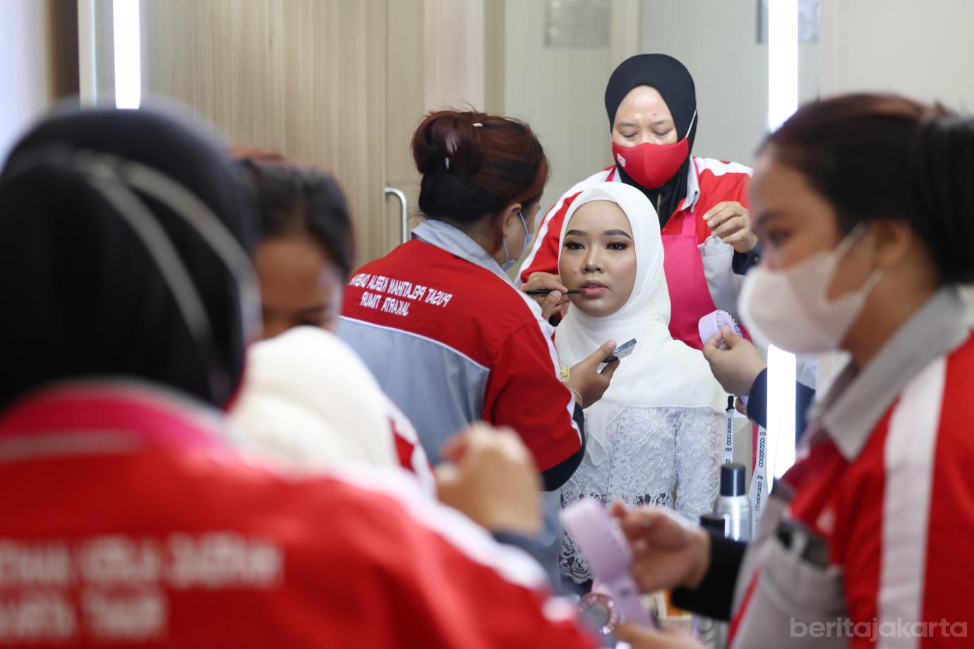 3.Peserta Pelatihan MUA PPKD Jakarta Timur Ikuti Tantangan Rias Karakter