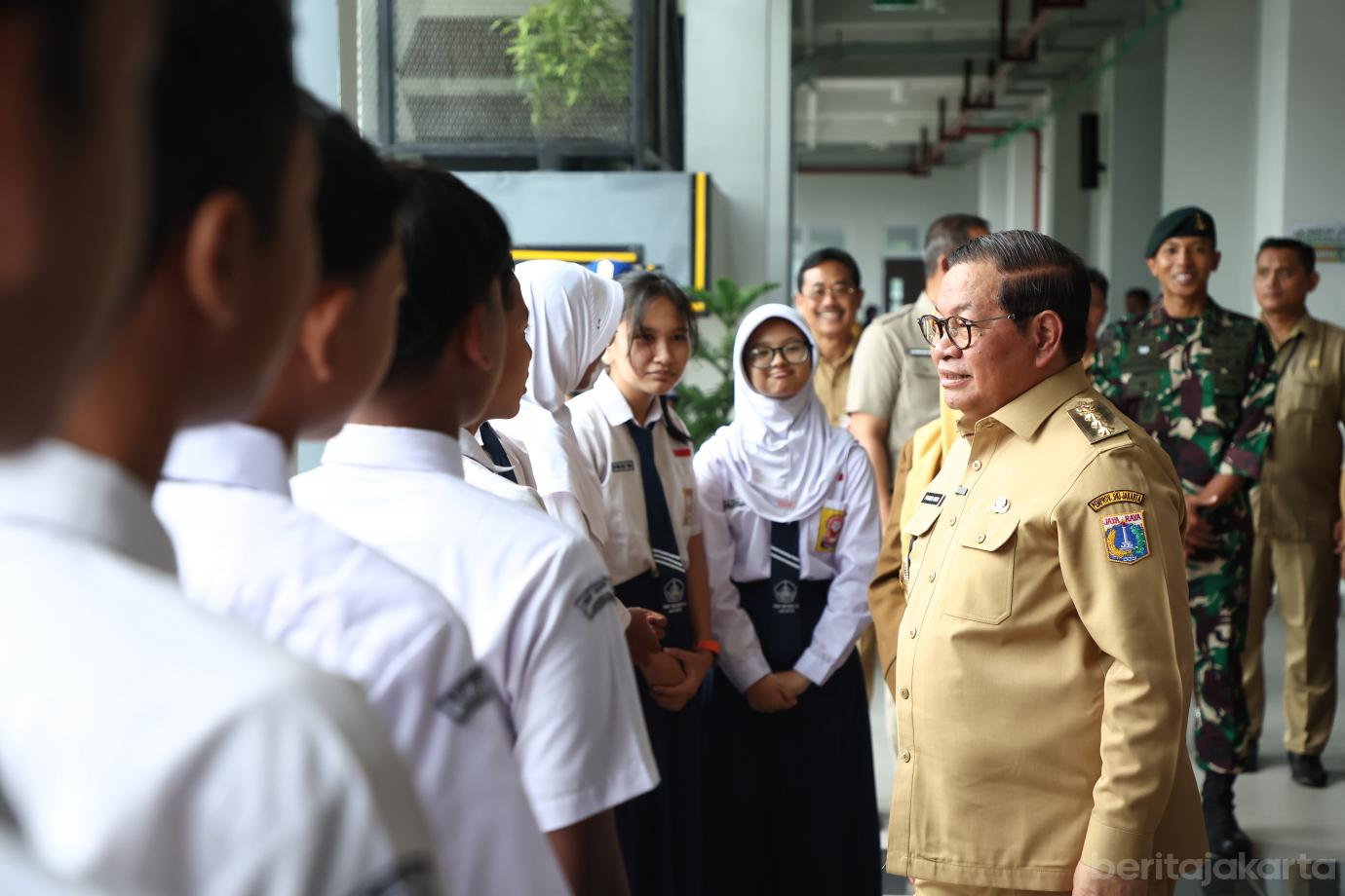 8.Pramono Tinjau SDN Pekayon 05 dan SMPN 91