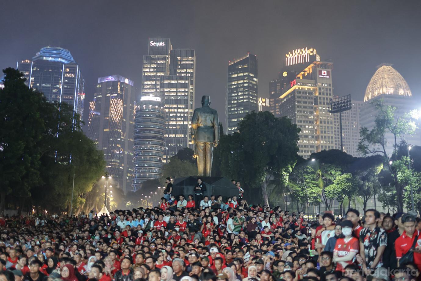 Ribuan Warga Padati Area Nobar Final ASEAN Cup di GBK 1