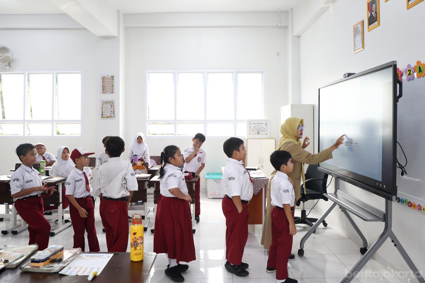 5.Pramono Tinjau SDN Pekayon 05 dan SMPN 91