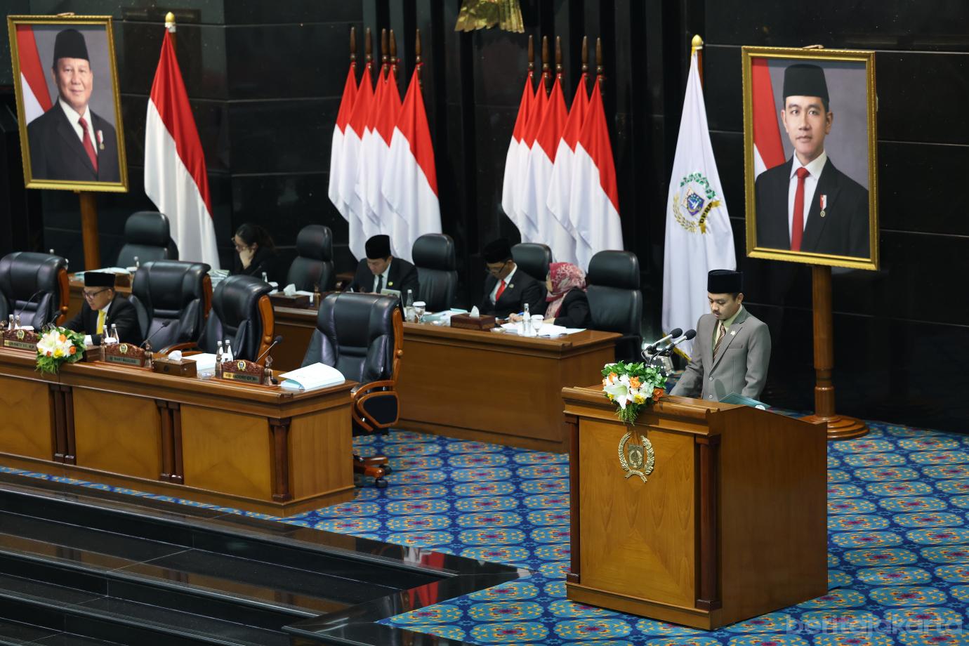 2.Pramono Sampaikan Jawaban Atas Pandangan Umum Fraksi fraksi DPRD DKI