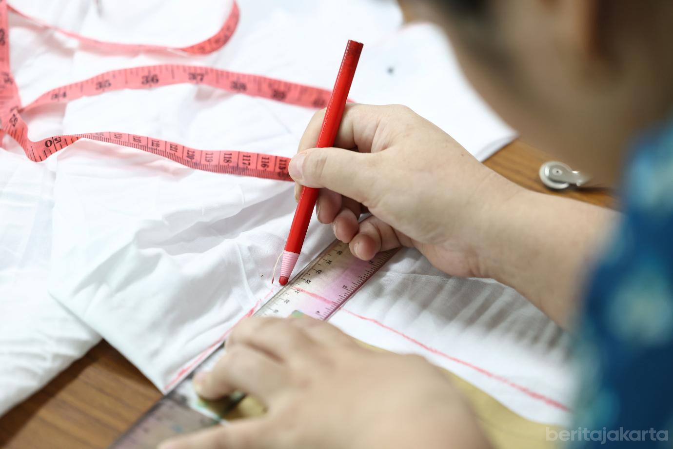 4.PPKUKM Gelar Pelatihan Menjahit Kebaya