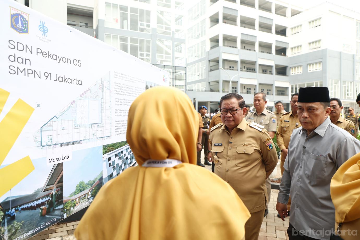 4.Pramono Tinjau SDN Pekayon 05 dan SMPN 91