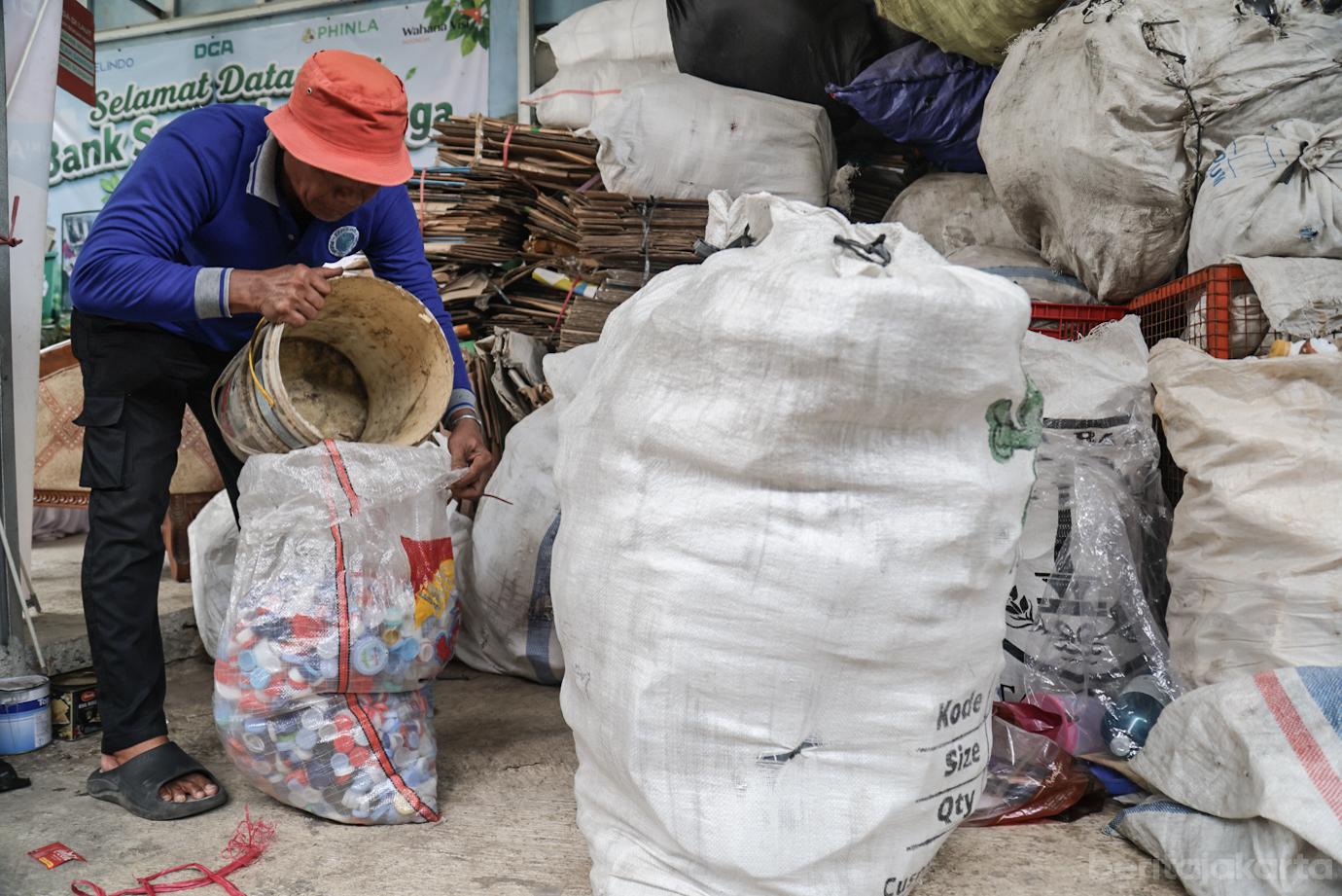 Melihat Layanan Jemput Bola di Bank Sampah Kenanga Semper Barat 8