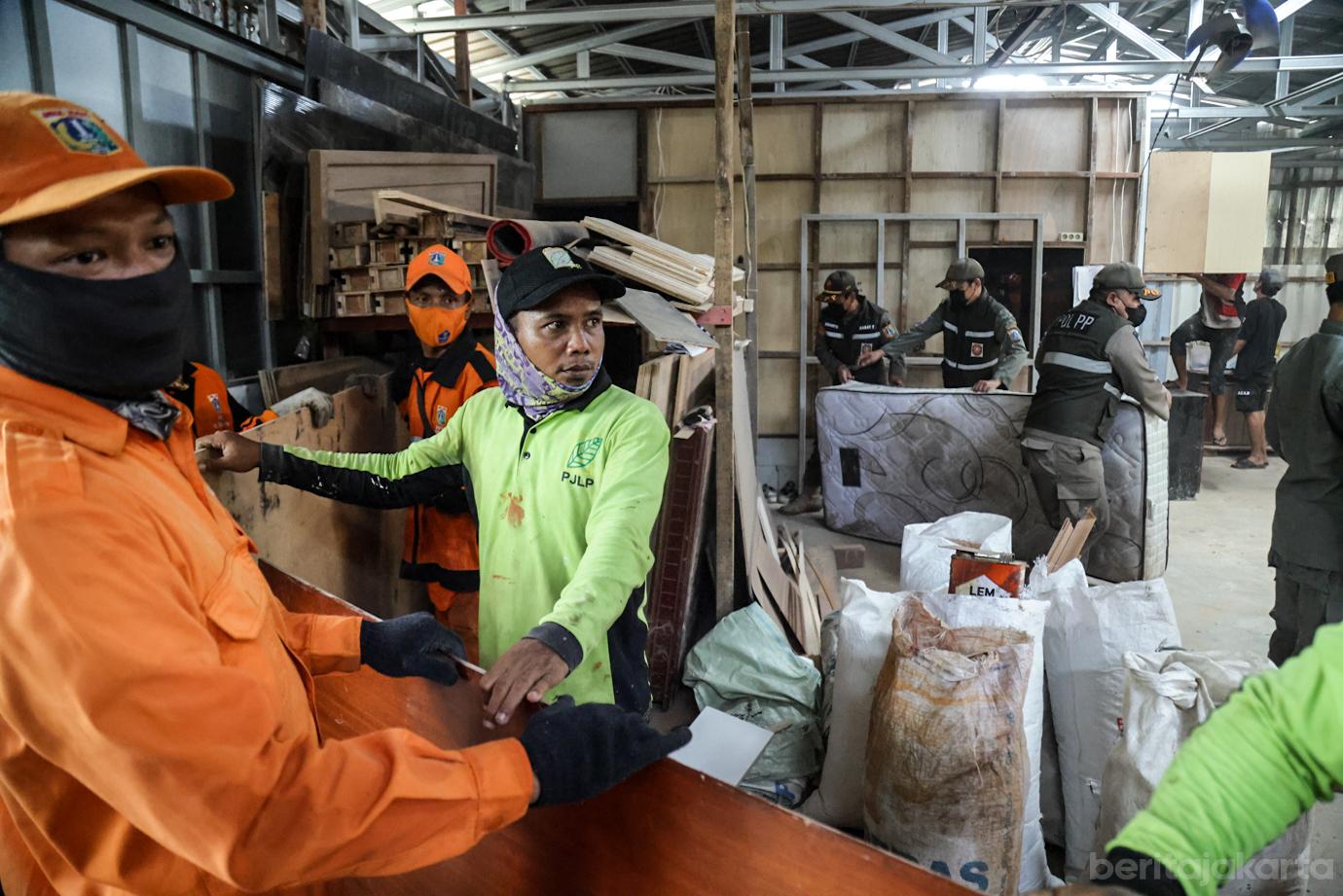 250 Petugas Gabungan Tertibkan Lahan Taman di Kembangan Utara 4