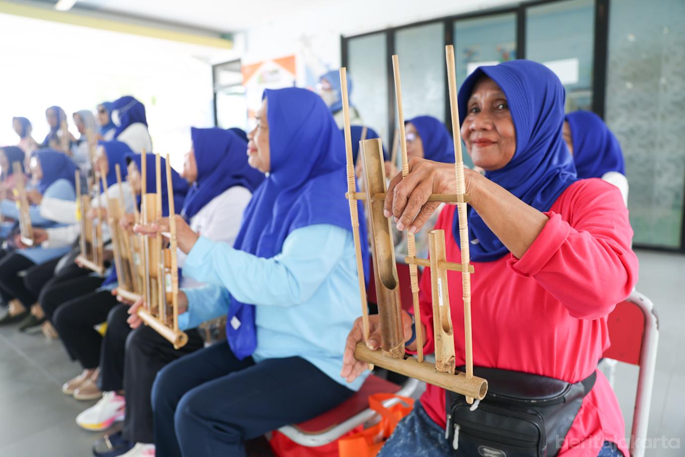 Lansia Latihan Angklung 5