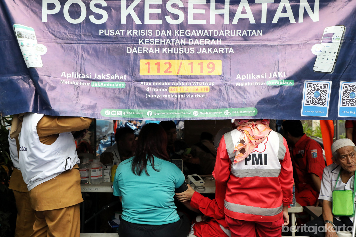 3.Puskesmas Tamansari Beri Layanan Kesehatan Gratis bagi Penyintas Kebakaran Tangki.jpg