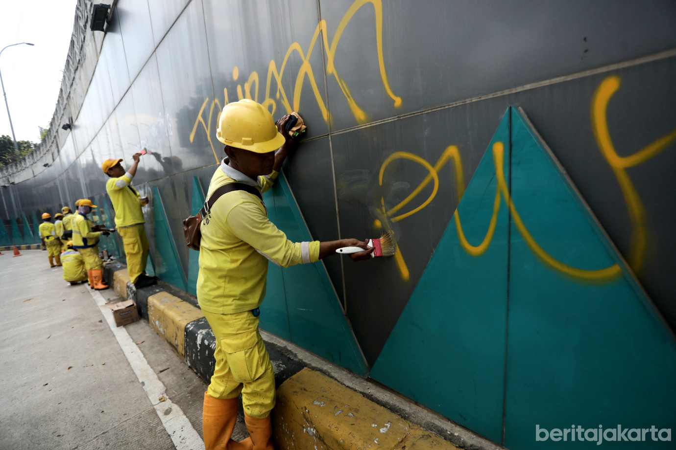3 Sudin Bina Marga Jakarta Pusat Bersihkan Coretan Vandalisme_3.jpg