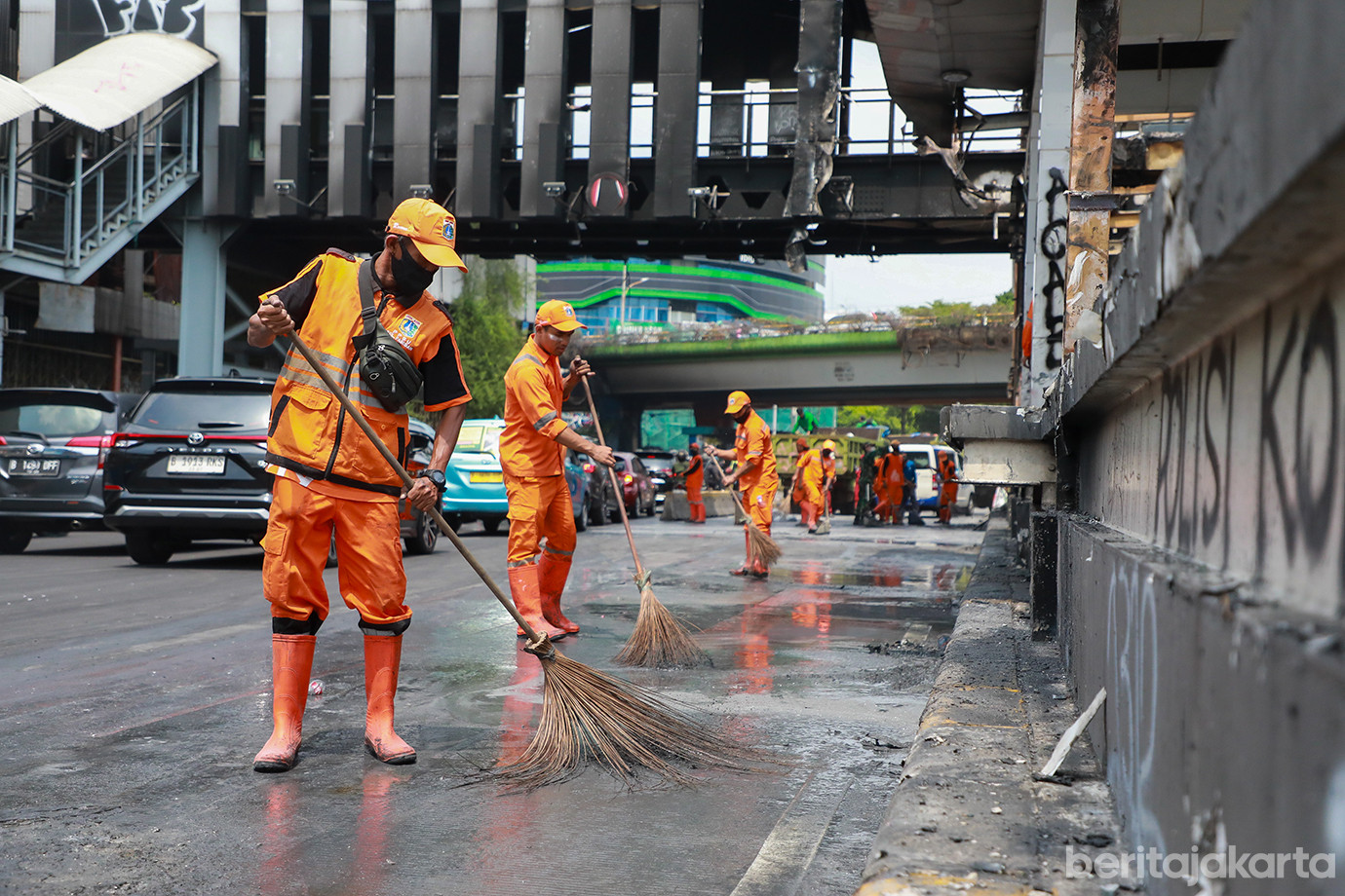 pasukan-pelangi-bersihkan-senen-04.jpg