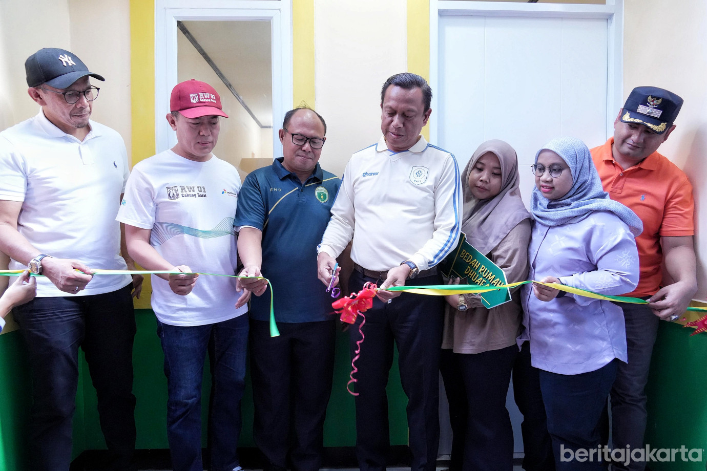 2.Munjirin Serahkan Kunci Rumah Warga Yang Sudah Dibedah Bazis.jpg