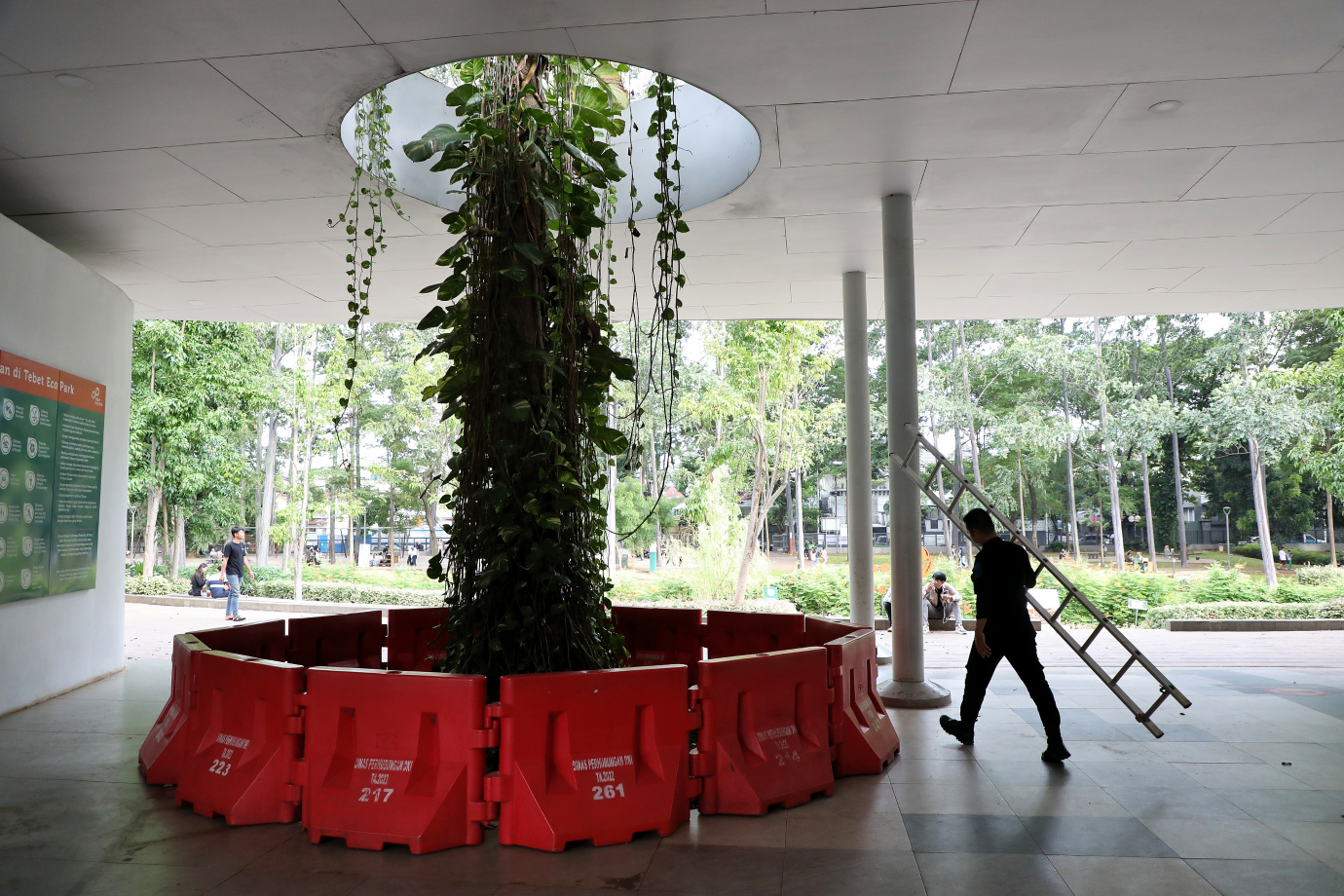 2.Satpol PP Bantu Amankan Taman Tebet ECO Park.jpg