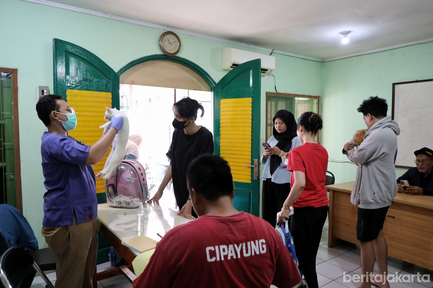 2.Vaksinasi Rabies di Bambu Apus.jpg