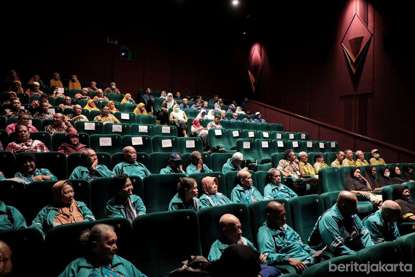 4.Wagub Ajak 100 Lansia Nonton Bareng Agak Laen_ Menyala Pantiku.jpg