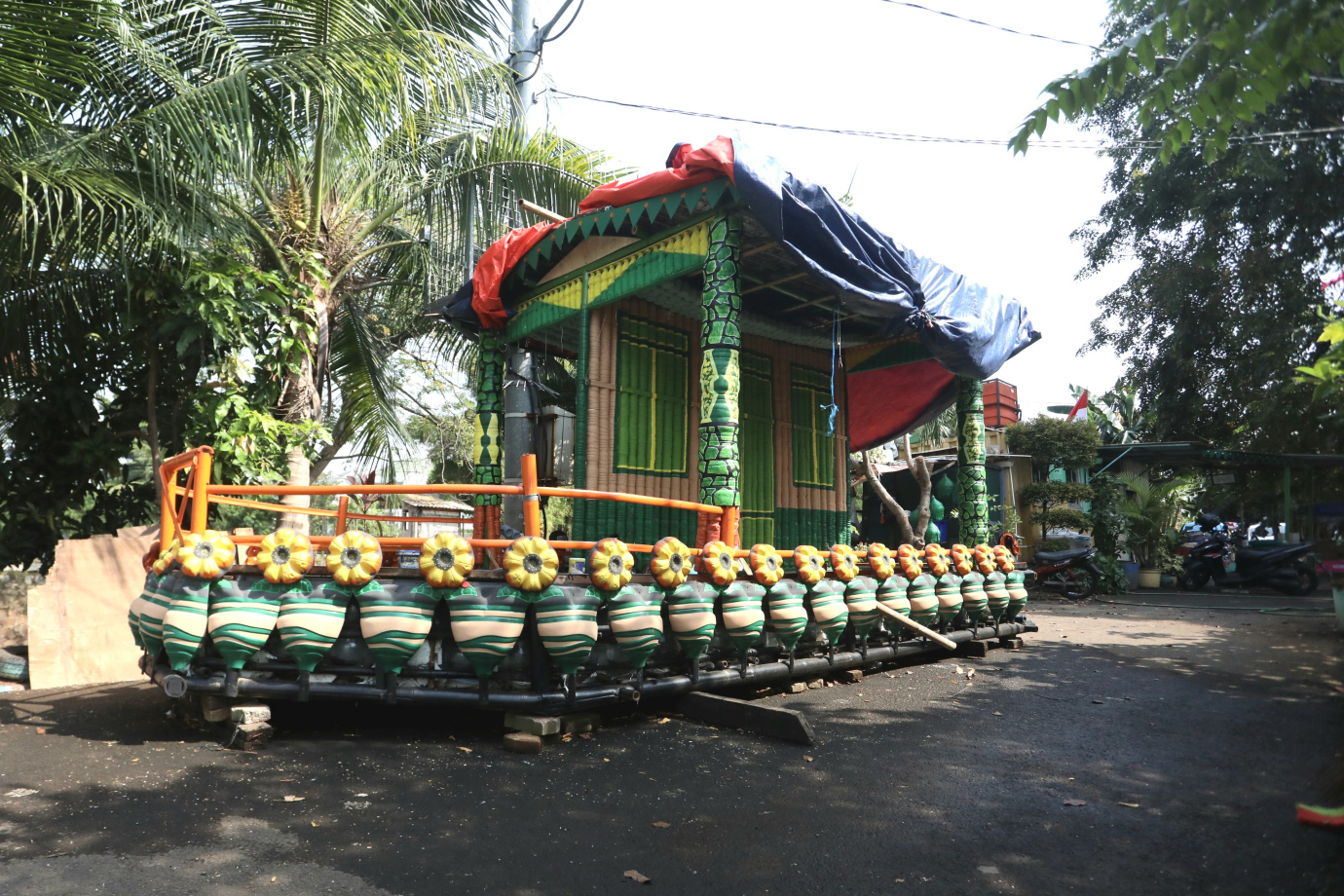 6 Perahu Unik dari Botol Bekas Karya Petugas UPS BA Kembangan_6.jpg