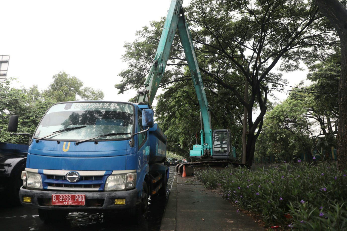 6 Sudin SDA Jakarta Utara Keruk Lairan Kali KBN_6.jpg