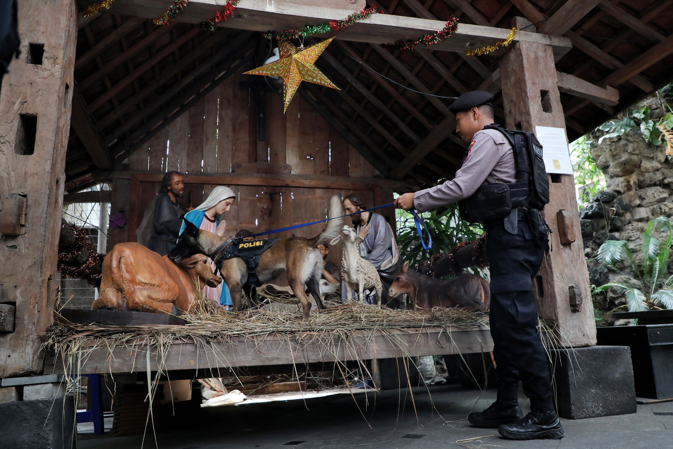 6.Sterilisasi Gereja Katedral Jelang Misa Natal 2024.jpg