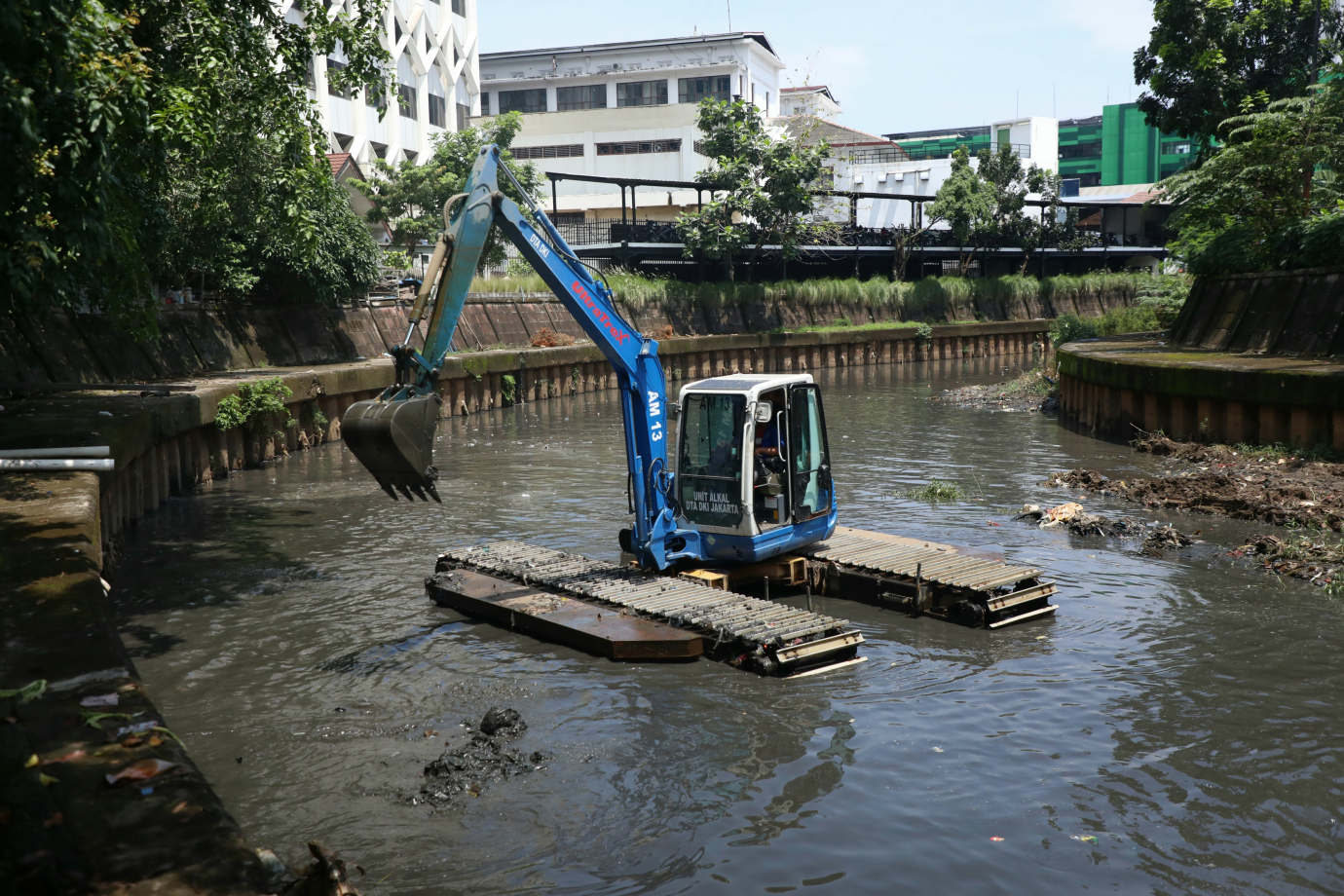 1 SDA Jakpus Keruk Kali Ciliwung_1.jpg