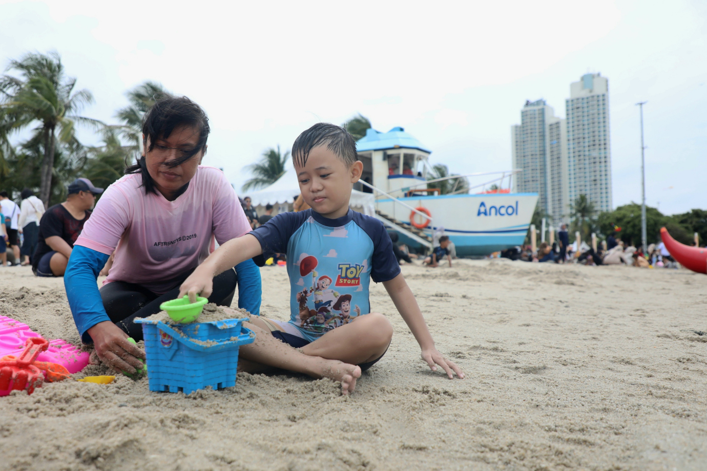 4 Ribuan pengunjung padati pantai Ancol Taman Impian_4-1.jpg