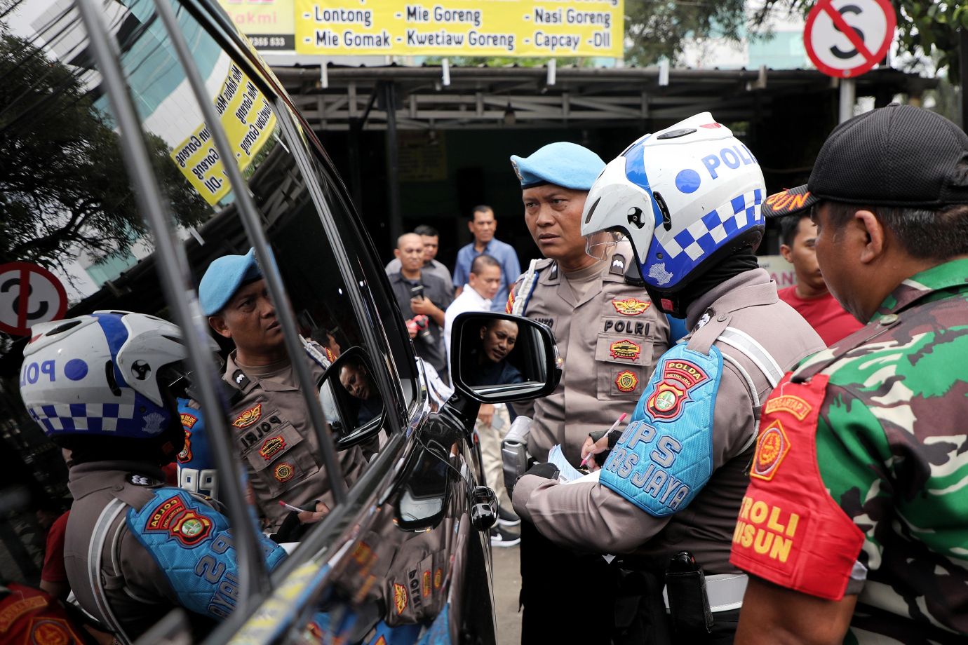 5.Petugas Gabungan Tindak Parkir Liar di Jalan Mayjen Sutoyo .jpg