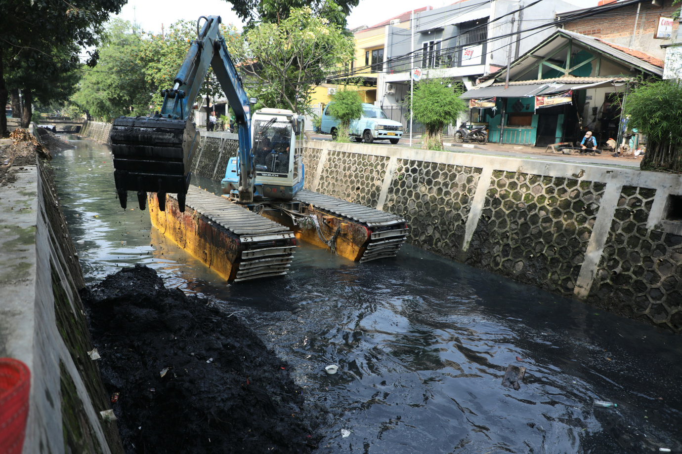 3 Sudin SDA Jakarta Timur Keruk Kali Utan Kayu_3.jpg
