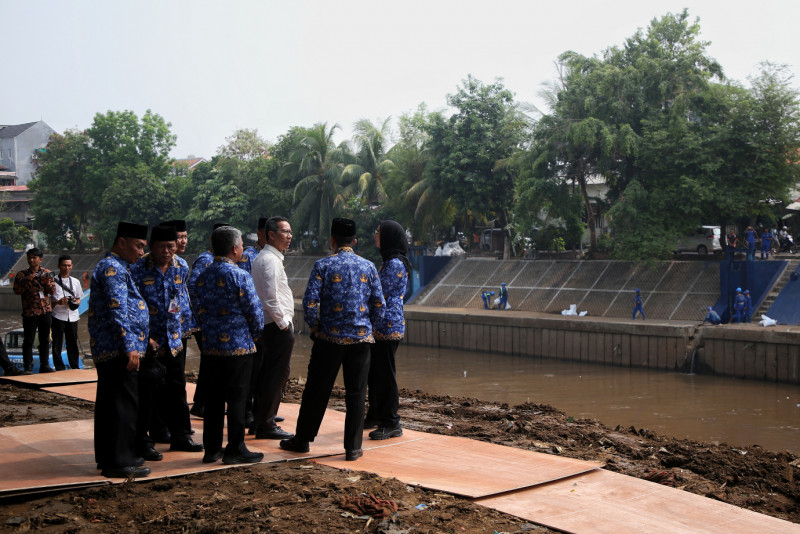 Pj Gubernur Tinjau Pengerukan Lumpur di Kebon Baru (2).jpg