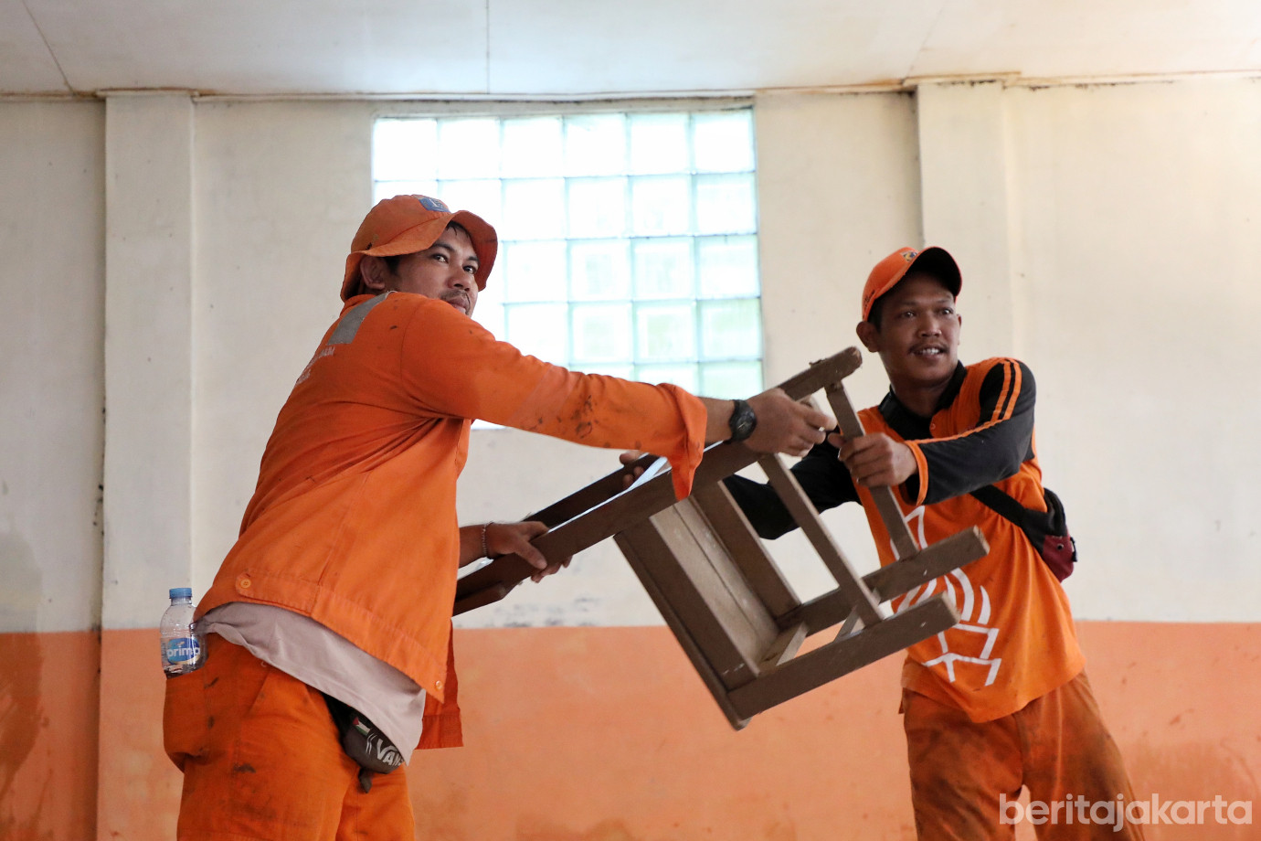 6.Kelurahan Jati Padang Siagakan Puluhan Personel PPSU di Lokasi Tanggul Jebol.jpg