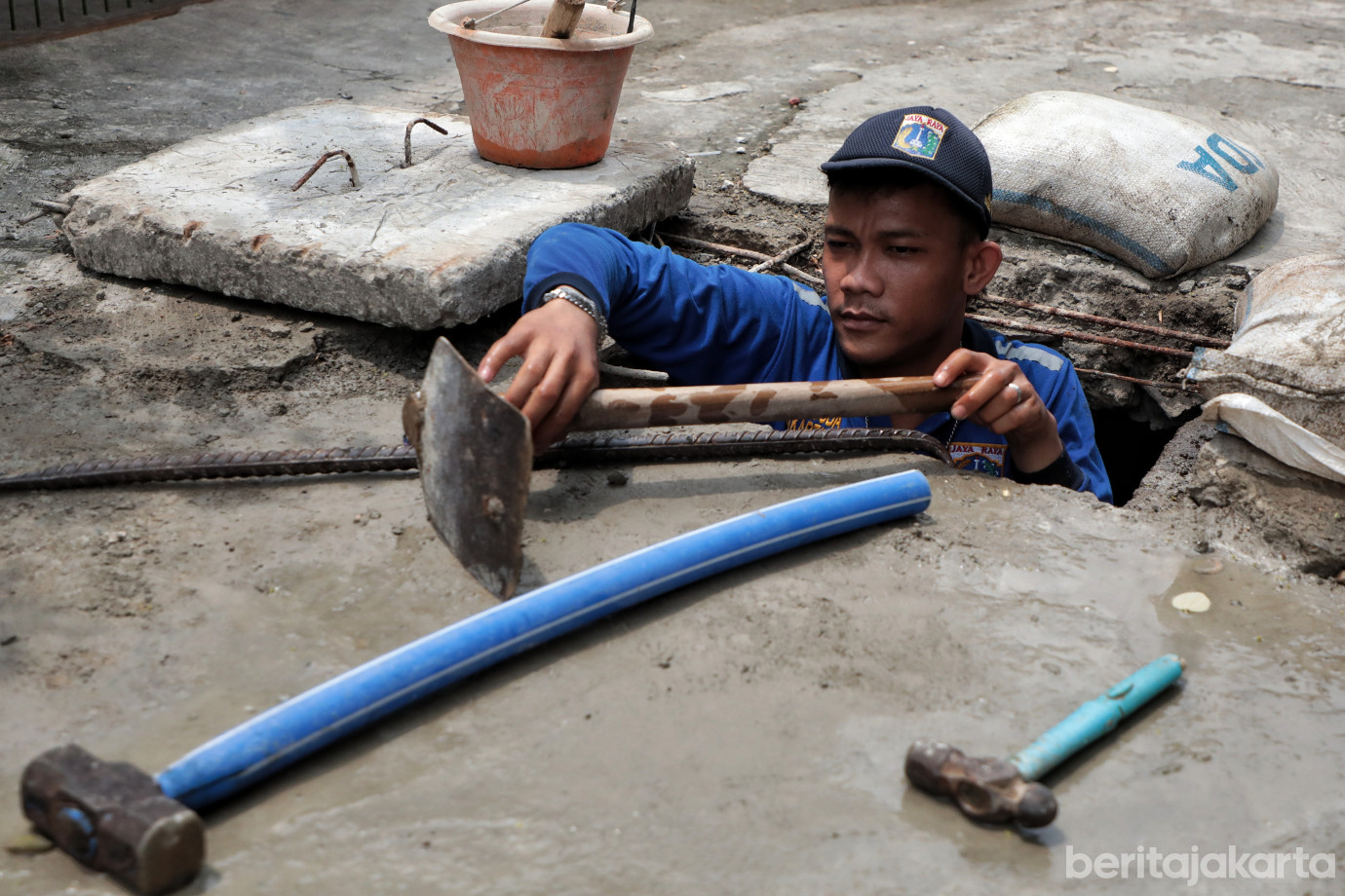 3.Pasukan Biru Perbaiki Turap Ambrol di Batu Ampar.jpg