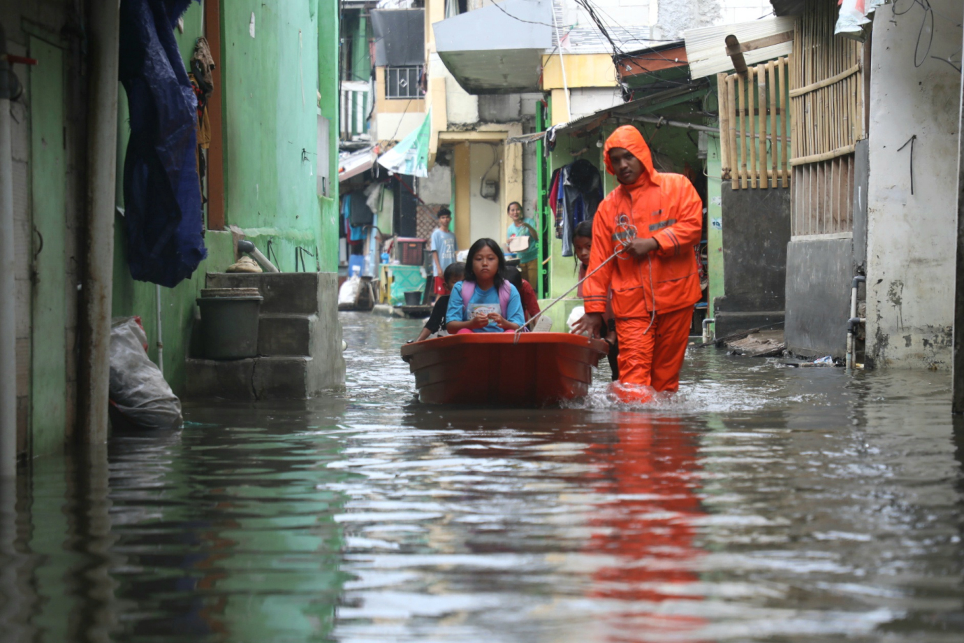 2 BPBD bantu warga terdampak banjir rob_2.jpg