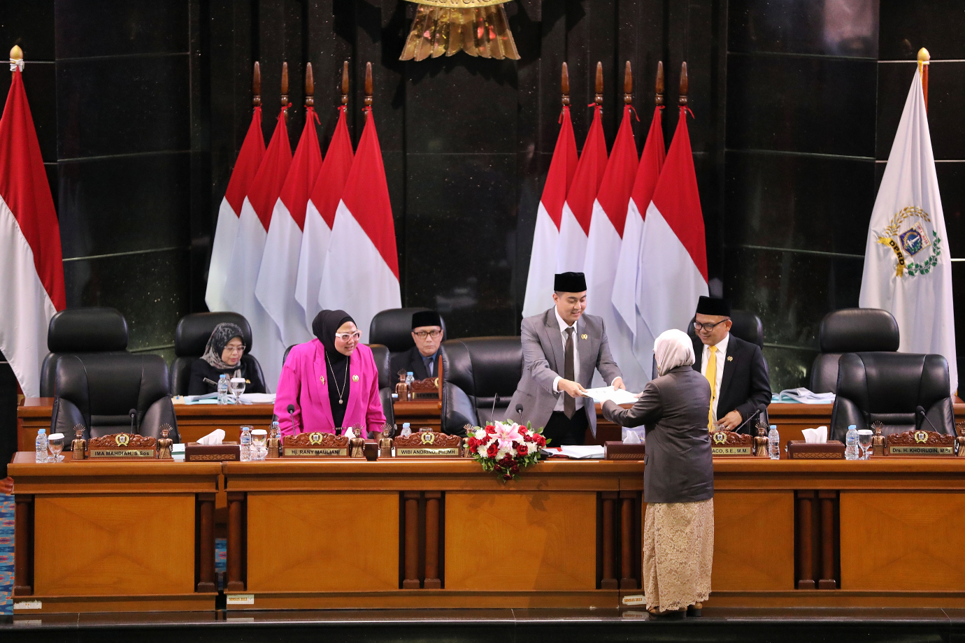 4.Wagub Rano Tanggapi Pandangan Umum Terhadap Raperda P2 APBD 2024.jpg
