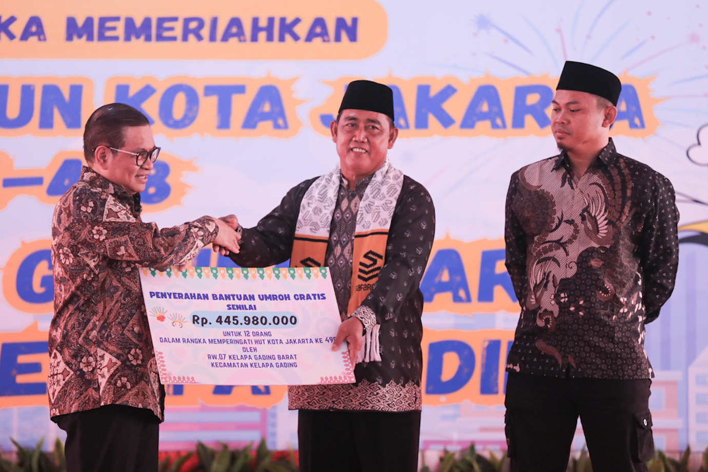 Gubernur Bakti Sosial Klp Gading-5.jpg