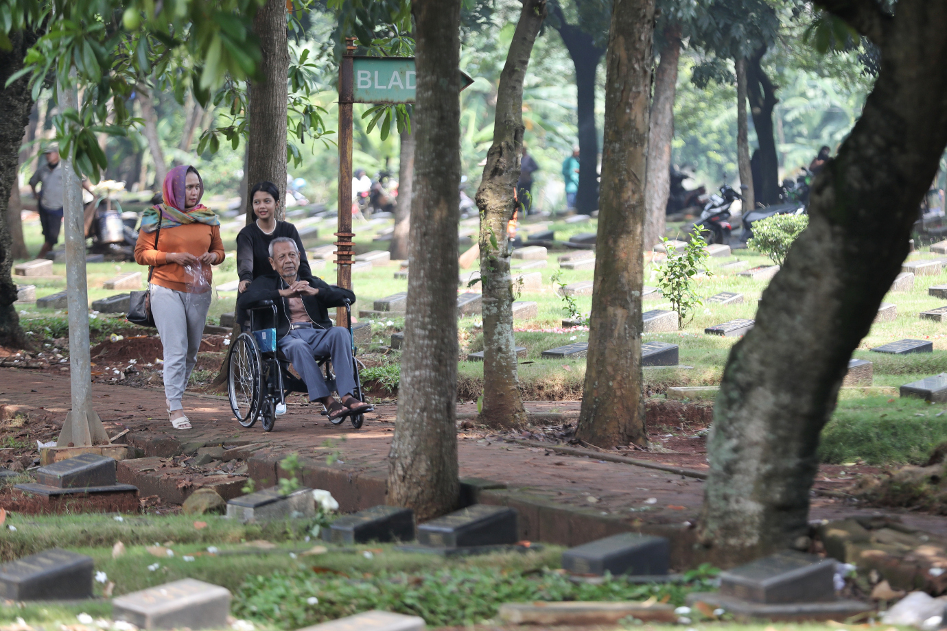 2.H-1 Jelang Ramadhan TPU Pondok Ranggon Masih Ramai Dikunjungi Peziarah-1.jpg
