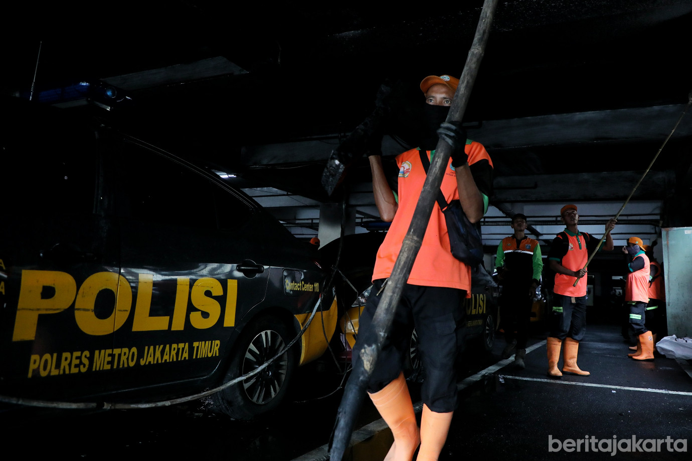 9.Pasukan Gabungan Lakukan Kerja Bakti di Polres Jaktim.jpg