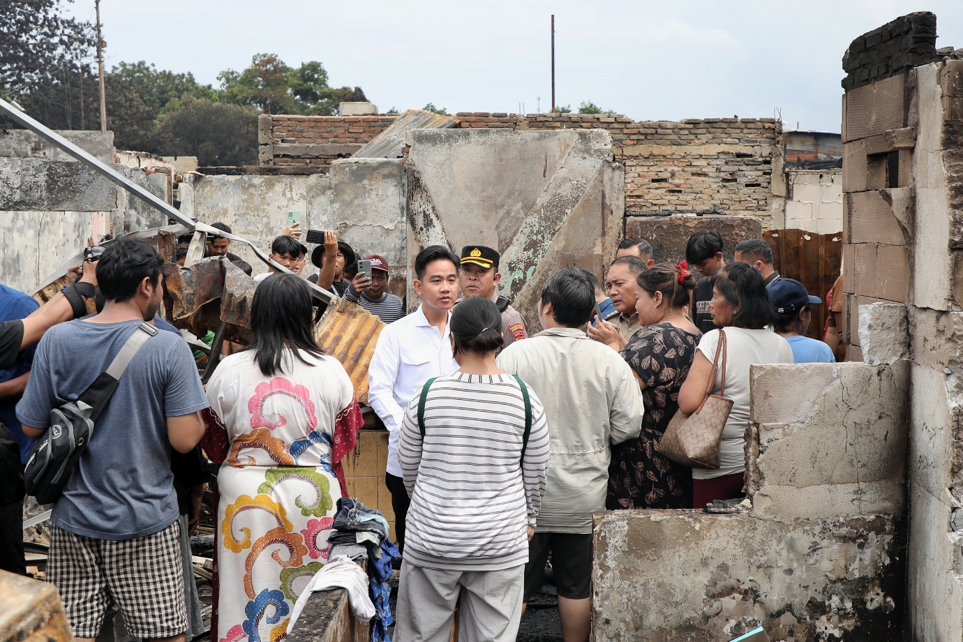 5.Wapres Gibran Kunjungi Korban Kebakaran Kebon Kosong.jpg