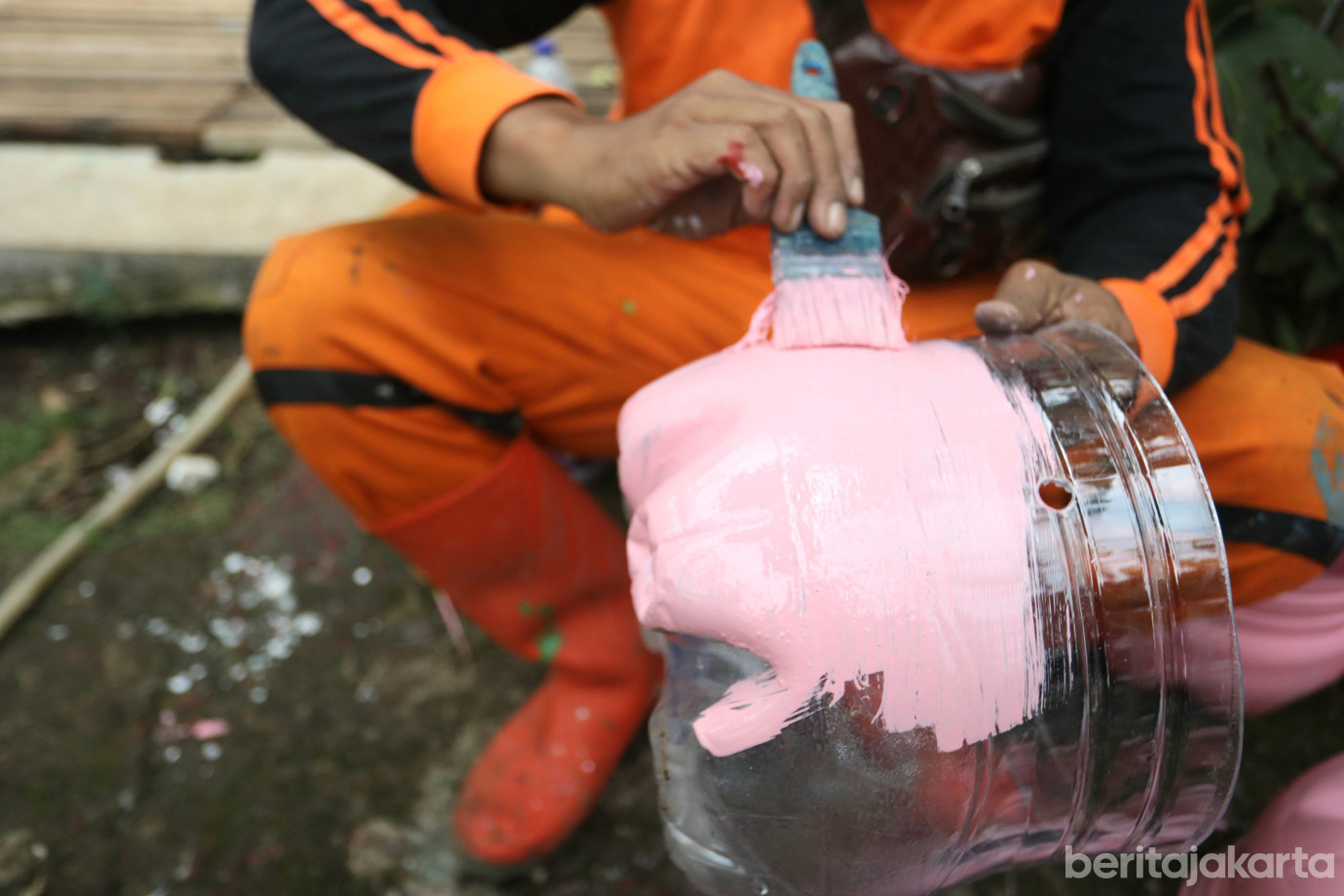 5 PPSU Kelurahan Pondok Kopi Ubah Galon Bekas Jadi Pot Tanaman_5.jpg