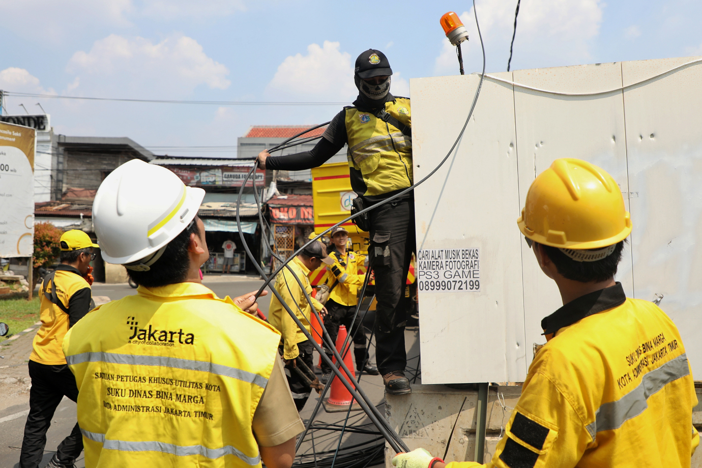 4.Puluhan Personel Gabungan Tertibkan  Kabel Utilitas di Lubang Buaya.jpg